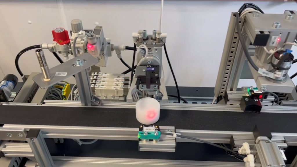 Reales mechatronische Lernfabrik von Köster-Systemtechnik. Ähnliche Systeme bietet Festo mit dem System MPS an.